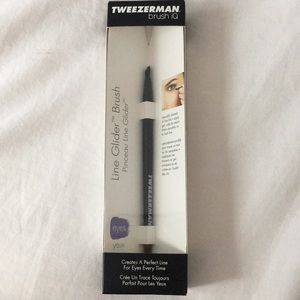 Tweezerman brush IQ - eyeline brush